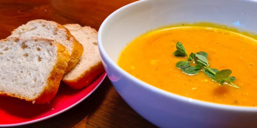 scharfe Kürbissuppe mit Brot