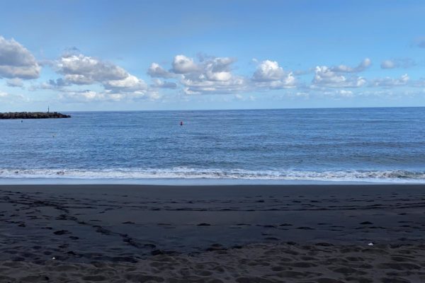 Atlantik und schwarzer Strand in Santa Cruz de La Palma